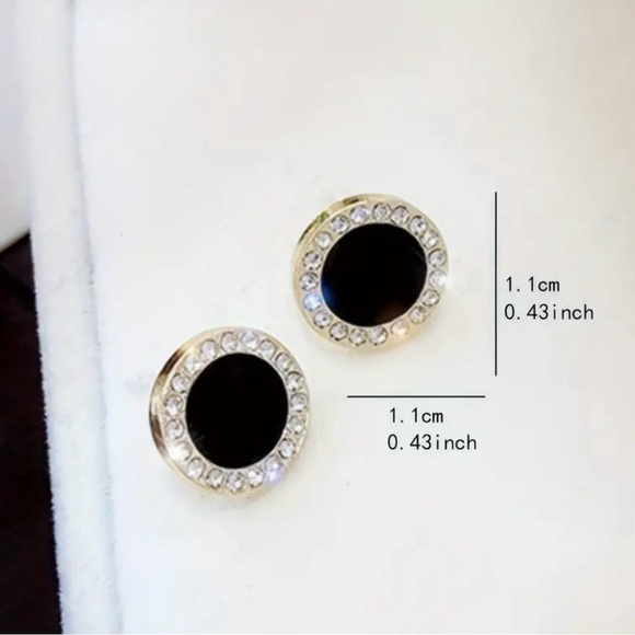 Elegant gold finish stud earrings - Picture 3 of 4